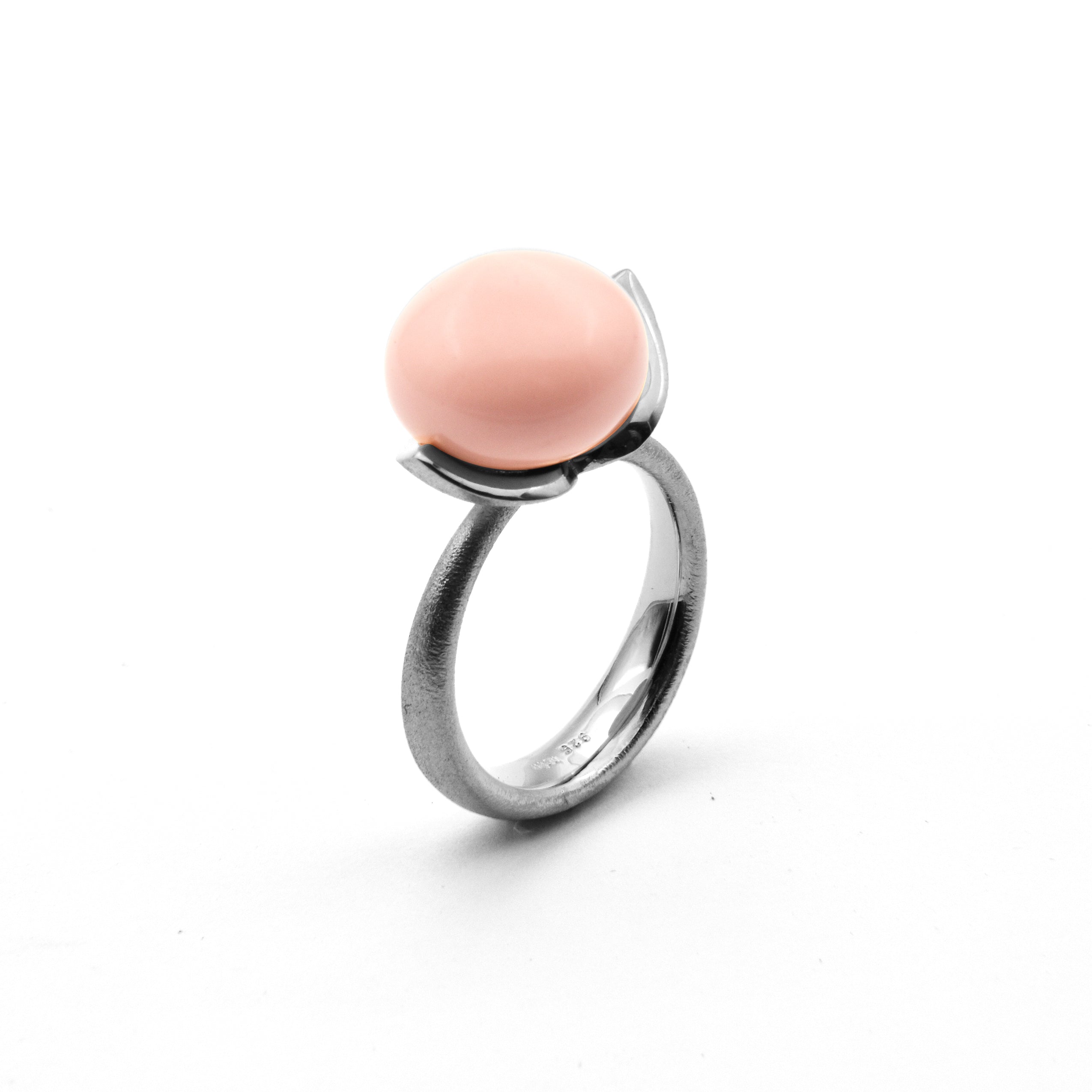 Dolce ring "big" med korall engleskinn rec. 925/-.